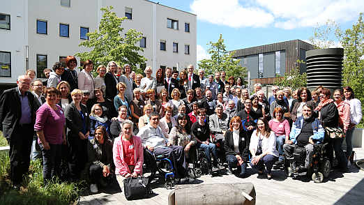 Strahlende Gesichter beim erfolgreichen Abschluss des Projekts Netzwerk unabhngige Beratung in Berlin.<br />Bildrechte: BSK