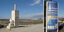 2 Fotos: Gedenkstein in einsamer Landschaft / Begrungs- und Hinweistafel am Eingang zum Strandbereich