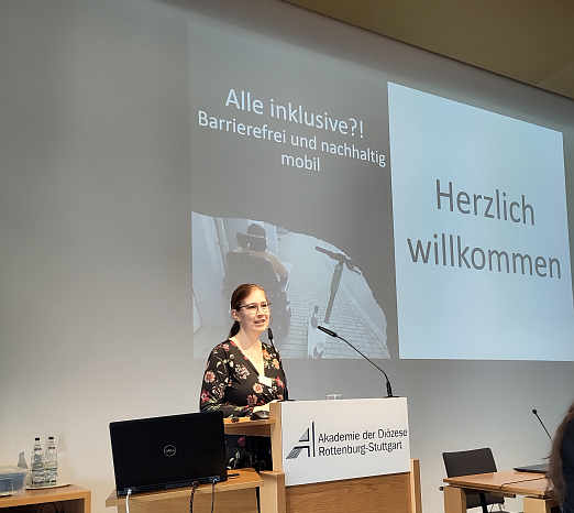 Linda Huber von der Akademie der Dizese Rottenburg-Stuttgart begrt alle Tagungsteilnehmer, die in Prsenz in Stuttgart oder online dabei sind