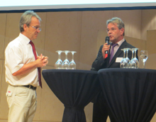 Foto: Moderator Jo Frhwirth im Gesprch mit Gerd Weimer