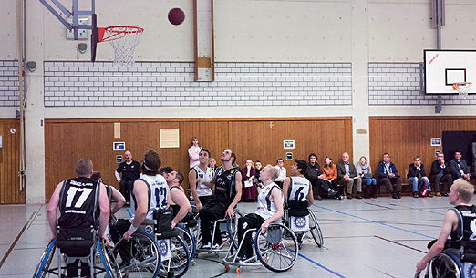 Foto: In Aktion: die Rolling Chocolates zeigen ihr Knnen im Rollstuhl-Basketball (Foto: Steffen Diemer, HD 