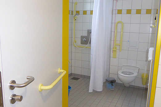 Barrierefreie Sanitrrume mit WC und Dusche fr Rollstuhlfahrer sind Standard.