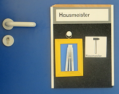 Foto: Orientierungshilfen im Detail: In Schwarz-und Punktschrift sowie ertastbarem Meterstab wird klar: Durch diese Tre gehts zum Hausmeister.