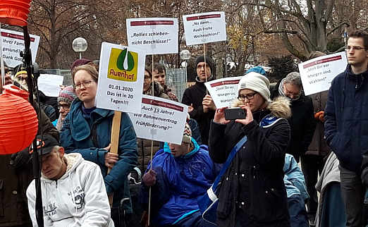 Rollies schieben, nicht Beschlsse! Menschen mit Behinderungen, Angehrige und Mitarbeiter demonstrieren
