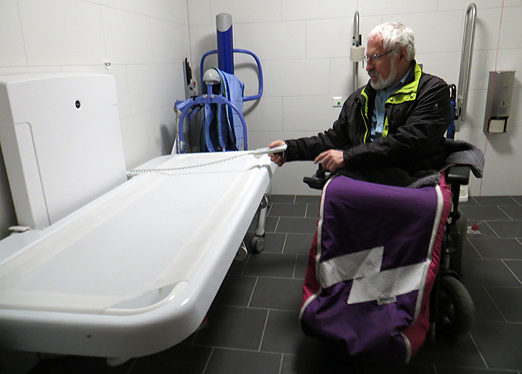 Michael Lutz, einer der beiden Sprecher des Beirats fr Menschen mit Behinderungen in Waldkirch begutachtet die neue Toilette und testet die Liege