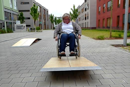 Perspektivenwechsel: Luferin im Rollstuhl wagt sich auf den Rollstuhlparcours
