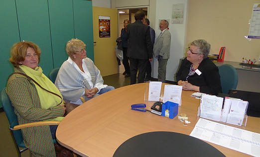 Eine fr alle - EUTB-Beraterin Martina Conrad (rechts) im Gesprch mit Besucherinnen