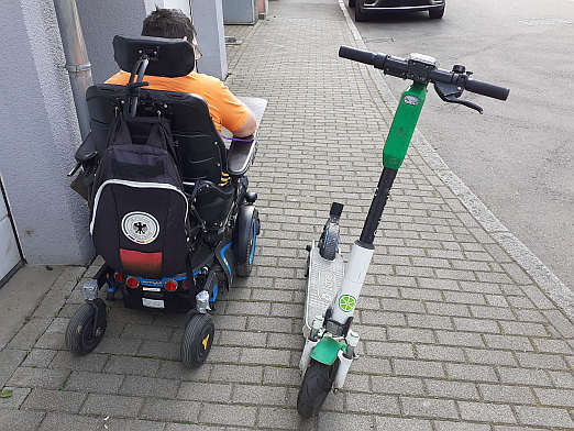 Nicht nur fr Menschen im Rollstuhl ein rgernis: mitten auf dem Gehweg abgestellte E-Scooter