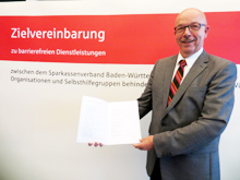 Geschafft: unser Landesvorsitzender Hans Ulrich Karg prsentiert die von allen Verbnden unterzeichnete Zielvereinbarung