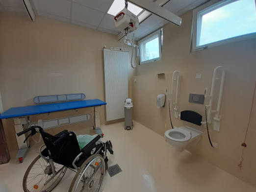 Eine Toilette fr alle ist mehr als eine normale barrierefreie Rollstuhltoilette. Sie ist mindestens 7 qm gro und zustzlich ausgestattet mit einer hhenverstellbaren Pflegeliege fr Erwachsene, einem Patientenlifter sowie einem luftdicht verschliebaren Windeleimer.