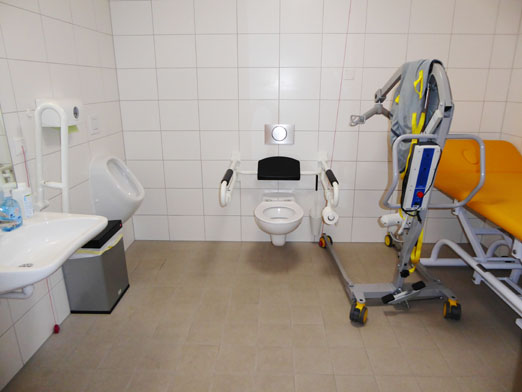 und so sieht die neue „Toilette für alle“ aus! Das Rolli-WC ist zusätzlich ausgestattet mit einer höhenverstellbaren Pflegeliege für Erwachsene und einem mobilen Hebelifter.
