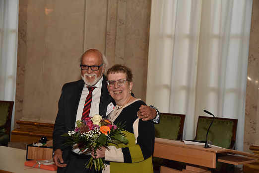 Sag´ Dankeschön mit Blumen - LVKM-Vorsitzender Thomas Seyfarth überreicht LVKM-Geschäftsführerin Jutta Pagel-Steidl einen bunten Blumenstrauß als Dankeschön<br>Foto: © Klaus Füßinger