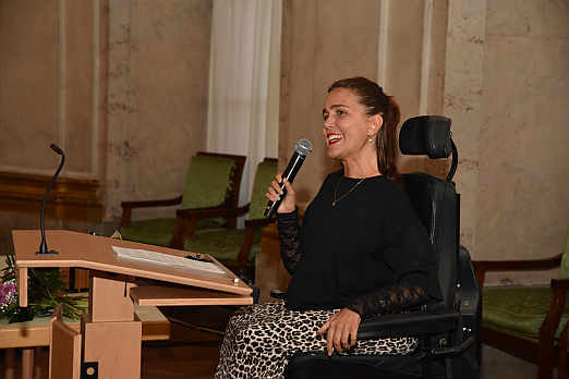 Nora Welsch, Beauftragte der Landesregierung für die Belange von Menschen mit Behinderungen, grüßt ebenfalls die Gäste<br>Foto: © Klaus Füßinger