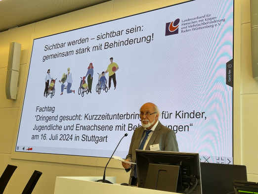 Landesvorsitzender Thomas Seyfarth erffnet den landesweiten Fachtag Kurzzeit und begrt die Gste.