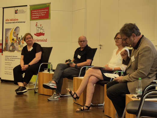 Stationre Kurzzeitunterbringung - aus der Sicht von Leistungstrgern Gesprchsrunde mit Dorothee Haug-von Schnakenburg (Rems-Murr-Kreis), Mathias Braun (KJVS-Landesjugendamt), Gabriele Hrmle (Kommunalverband fr Jugend und Soziales), Moderator Uwe Kaiser
