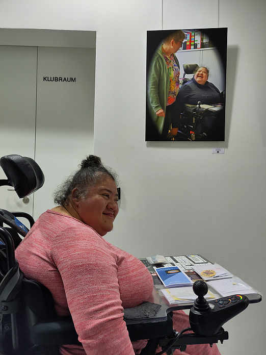 Es ist schon etwas Besonderes, Teil einer Kunstausstellung zu sein. Natascha Cid vor dem Fotokunstwerk, das sie in den Mittelpunkt stellt.