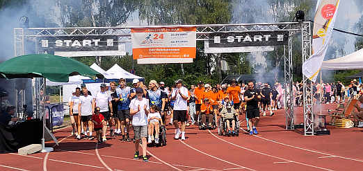 ...in 24 Stunden drehten 25 Teams insgesamt 13.298 Runden im Stadeion. Gemeinsam geht es auf zur letzten Runde...