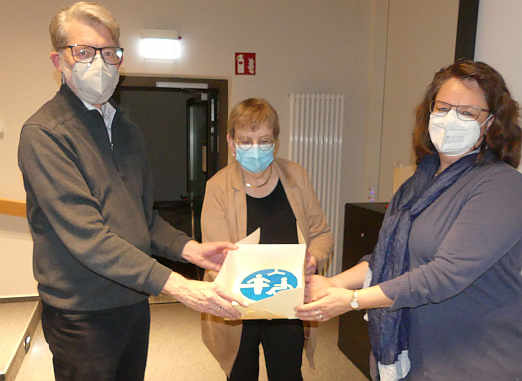 Eine Torte mit Logo Toiletten fr alle berreichten Vertreter des Korczak-Hauses. V.l.n.r: Einrichtungsleiter Andreas Wand, LVKM-Geschftsfhrerin Jutta Pagel-Steidl, Britta Bohn (Vorstandsmitglied des Korczak-Hauses)<br />Foto: Mara Sander