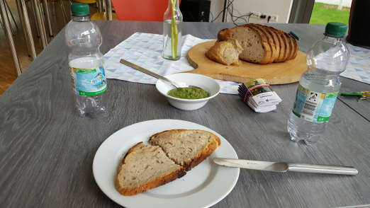 Einfach himmlisch: handgemachtes Basilikum-Pesto mit Bauernbrot! Inklusion schmeckt einfach gut.