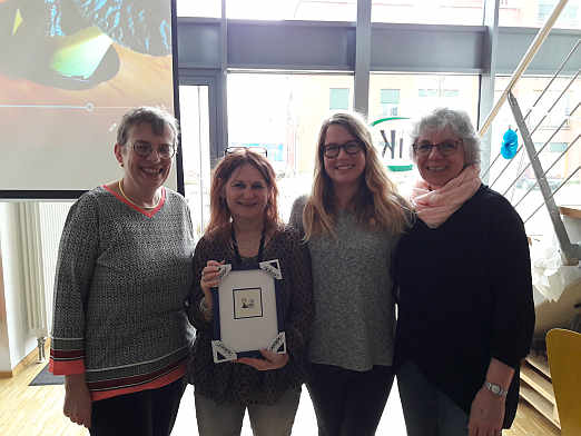  Als Erinnerung an die Zeit beim Landesverband gab es eine Radierung: V.l.n.r. LVKM-Geschftsfhrerin Jutta Pagel-Steidl, Helga Vazquez, EUTB-Beraterinnen Katrin Bo und Ursula Weh.