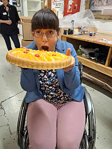 ...der Obstkuchen fhlt sich so leicht an. Kann man den essen? Natrlich nicht, denn er ist nur Deko...