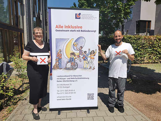 „Nicht am Menschen sparen“. Ein klares Stopp-Signal senden LVKM-Geschäftsführerin Jutta Pagel-Steidl und LVKM-Vorstandsmitglied und Inklusionsbotschafter Sebastian Fuchs.<br>Foto: © Beate Gärtner