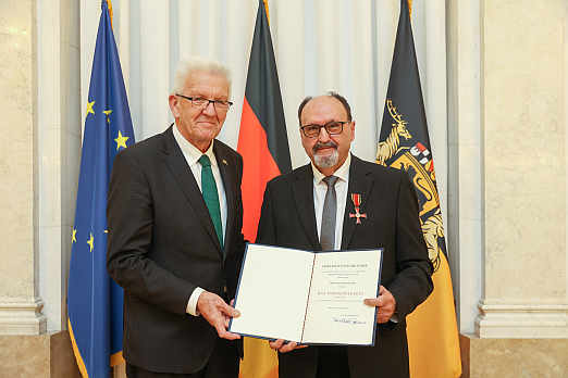 Ministerpräsident Winfried Kretschmann überreicht das Bundesverdienstkreuz am Bande sowie die Urkunde an Konrad Ritter<br />Foto: Staatsministerium Baden-Württemberg