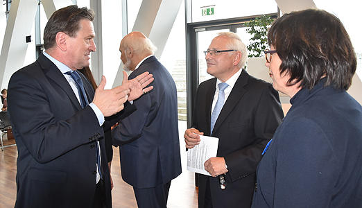 Im Gesprch: Manne Lucha MdL (Minister fr Soziales und Integration), Uwe-Karsten Stdter (Vorstand Beschaffung der PORSCHE AG), Jutta Hertneck (stellvertretende Landesvorsitzende), im Hintergrund: Thomas Seyfarth (Landesvorsitzender)