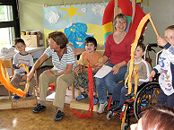 Foto: Kinder und Betreuerinnen im Kindergarten