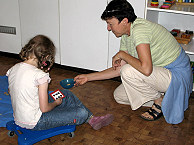 Foto: Eine Betreuerin beschäftigt sich mit einem kleinen Mädchen