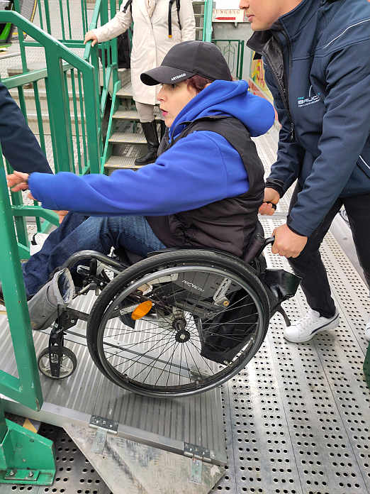 ...ber eine Rampe und mit Untersttzung durch Mitarbeiter geht es in die mit wenigen Handgriffen fr Rollifahrerin Henrieke Pfalzgraf in die Gondel...