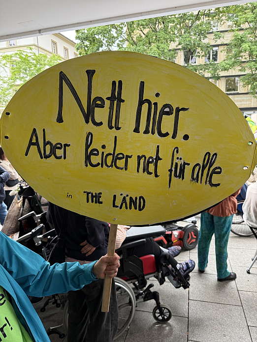 �Nett hier. Aber leider net f�r alle in the l�nd.� Protestplakate tragen einfache und eindeutige Botschaften. Foto &copy; Emily Ernst