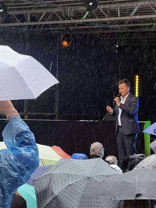 Zum Beginn der Kundgebung setzte der Regen ein. Das konnte Bundesbehindertenbeauftragter J�rgen Dusel nicht davon abhalten, klare Worte zu finden und die Sparvorschl�ge bei Hilfen f�r Menschen mit Behinderungen zu kritisieren. Foto &copy; Emily Ernst