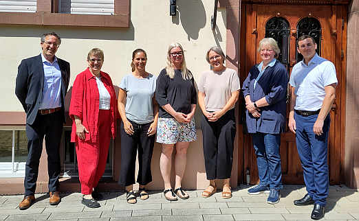 Zu Gast im Korczak-Haus: v.l.n.r.: Andreas Klein (Vorstandsvorsitzender MD BW), Jutta Pagel-Steidl (Gesch�ftsf�hrerin LVKM BW), Silke Gallwitz (Leitung FED Korczak-Haus), Ulrike Steffen (Schulleiterin Korczak-Haus), Silke Sch�fer-Allgayer (kaufm�nnische Leitung Korczak-Haus), Dr. Nicole Krause (Hilfsmittelberaterin MD BW), Joseph Specht (Referat Einzelfallberatung Pflege BW).