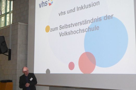 Dr. Michael Lesky vom Volkshochschulverband Baden-Württemberg erläutert das Selbstverständnis der Volkshochschulen, die Bildung für alle ermöglichen wollen.