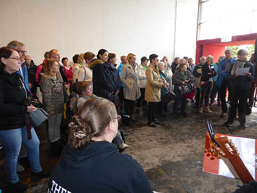 Sie trotzen Wind und Wetter: Besucher verfolgen interessiert der Begrung beim Aktionstag Selbsthilfe.