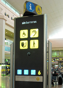 Foto: Hinweisschild 'sin barreras' (barreirefrei) im Flughafen