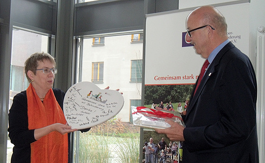 Auf Wiedersehen! Mit einem herzlichen Dankeschn sowie Aquarellfarben fr den begeisterten Hobbymaler verabschiedete LVKM-Geschftsfhrerin Jutta Pagel-Steidl den scheidenden Vorsitzenden Hans Ulrich Karg in den 'ehrenamtlichen Ruhestand'.