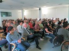 Foto: Das Interesse an der Diskussion war riesig. Rund 100 Menschen mit und ohne Behinderung verfolgten interessiert 2 1/2 Stunden lang die Diskussion.