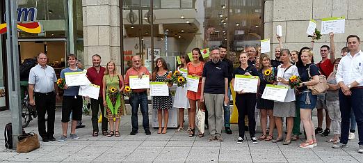 Engagement hat viele Gesichter. In der Region Stuttgart wurden 12 Preistrger fr ihr ehrenamtliches Engagement ausgewhlt. Bei der Preisverleihung dabei Alfred Wagner (Gebietsbeauftragter des dm-Drogeriemarktes, links), LVKM-Vorstandsmitglied Rolf Schneider (5. v.l.) sowie dm-Drogeriemarkt Filialleiter Jan-Christian Striepens (rechts)