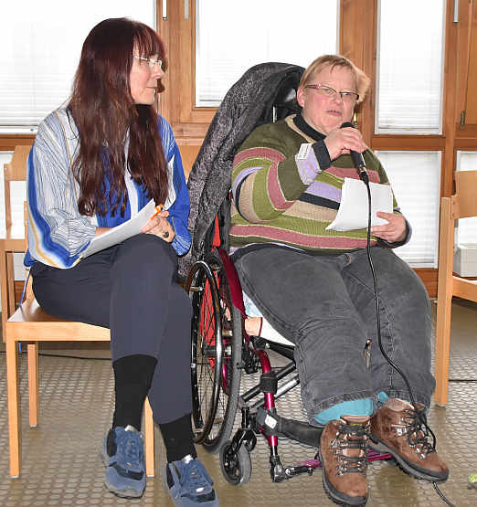 Betroffene beraten Betroffene ist ein wichtiger Baustein der EUTB-Stelle des Landesverbandes in Reutlingen. Im Dialog stellen Brigitta Hermanutz und Helga Jansons die Aufgabe der EUTB vor.<br />Foto: © Mara Sander