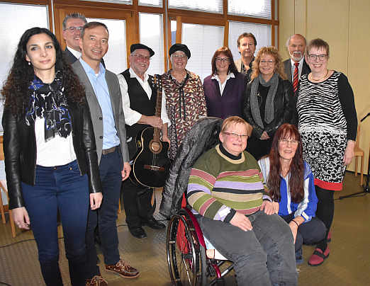 Sie alle trugen mit ihrem Beitrag zur offiziellen Erffnung der EUTB des Landesverbandes in Reutlingen bei.
V.l.n.r.: Jessica Tatti (MdB, DIE LINKE), Michael Donth (MdB, CDU), Pascal Kober (MdB, FDP), Matthias und Angelika Bach (Duo Zweierweg), Manuela Jess (Kreissozialamtsleiterin Reutlingen), Ralf Holz (Vorsitzender Krperbehindertenverein Reutlingen), Beate Mller-Gemmeke (MdB, GRNE), Thomas Seyfarth (Vorsitzender des Landesverbandes fr Menschen mit Krper- und Mehrfachbehinderung BW), Jutta Pagel-Steidl (LVKM-Geschftsfhrerin)
vorne: Helga Jansons (Peer-Beraterin), Brigitta Hermanutz (EUTB Reutlingen)<br />Foto: © Mara Sander