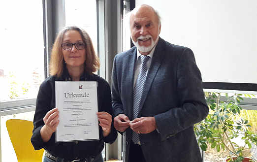 ber 20 Jahre hat Christine Khnau sich im Landesverband ehrenamtlich engagiert, vor allem im Bereich inklusive Bildung. Als Dankeschn erhielt sie die goldene Ehrennadel und eine Urkunde aus den Hnden von Landesvorsitzendem Thomas Seyfarth.