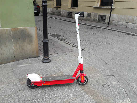 Nicht nur die fast drei Mal so groe Geschwindigkeit, mit denen E-Scooter unterwegs sein knnen, ist auf Gehwegen und in Fugngerzonen ein Problem. Hufig werden diese auch kreuz und quer auf dem Gehweg abgestellt, wie das Beispiel aus Krakau zeigt.