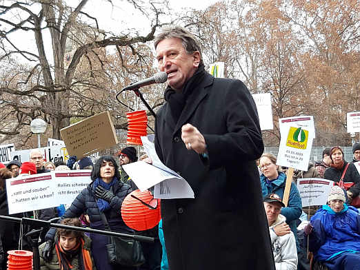 Sozialminister Manne Lucha MdL steht den Demonstranten Rede und Antwort