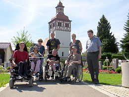 Mitglieder der Projektgruppe Hinter dem Horizont gehts weiter  mit Brgermeister Harald Steidl bei der Besichtigung des Friedhofs in Grabenstetten