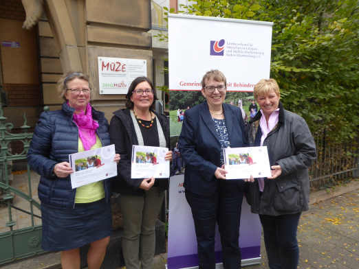 Im Mtterzentrum Esslingen stellten sie gemeinsam den neuen Wegweiser vor:
Ursula Hofmann, Sabine Ebert (vom Verein Rckenwind), Jutta Pagel-Steidl (LVKM-Geschftsfhrerin) und Gabriele Henkel (Unternehmensberatung Henkel + Henkel)