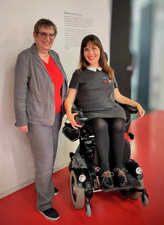 LVKM-Geschftsfhrerin Jutta Pagel-Steidl gratuliert Nora Welsch zu ihrem neuen Amt als Landesbehindertenbeauftragte.<br>Foto © Mechthild Ziegler
