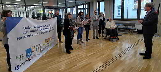 Offizielle Übergabe der Unterschriften an Landesssozialminister Manne Lucha MdL unmittelbar vor der Beratung im Sozialausschuss des Landtags