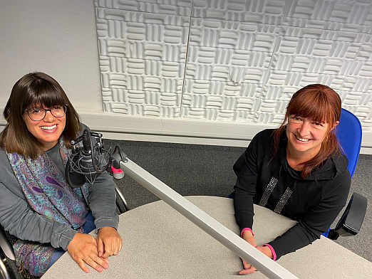 Peer-Beraterin Corinna Mader von der EUTB Weingarten im Gesprch mit SWR-Reporterin Marion Kyna fr die Radiosendung Im Gesprch bei SWR 4 Baden-Wrttemberg (v.l.n.r.)<br />Foto © Gundula Steinmann